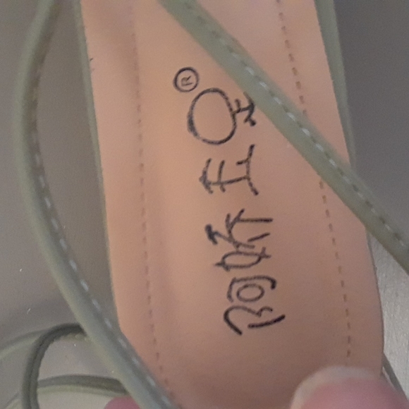 Sage green heels with Ties - Picture 7 of 7